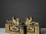 paire de figurines anciennes en laiton représentant des chevaux et un homme sur un traîneau