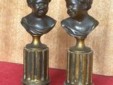 paire de bustes anciens en bronze représentant un garçon et une fille, posés sur des socles