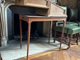 un piano posé devant une cheminée dans une pièce