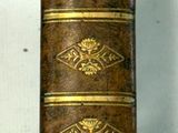 un livre brun posé sur une table
