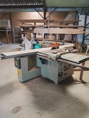 une photo d'une scie circulaire à table dans un atelier