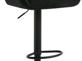 un gros plan d'un tabouret de bar noir sur fond blanc