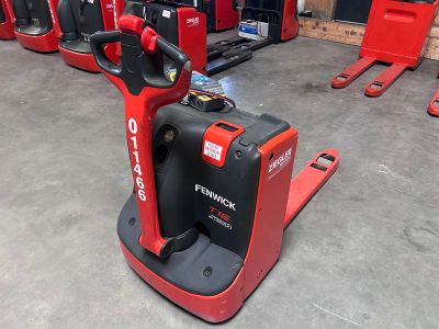 un chariot élévateur rouge dans un entrepôt, aux côtés d'autres chariots élévateurs rouges
