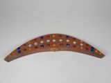 un petit objet en bois orné de perles colorées
