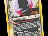 un gros plan d'une carte Pokémon au motif noir et rouge