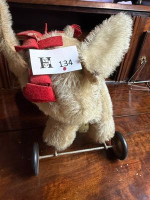 un ours en peluche assis sur une table