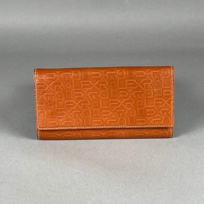 portefeuille en cuir avec des motifs en relief sur le devant et les côtés