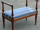 un banc sur lequel est posé un coussin rayé bleu et blanc