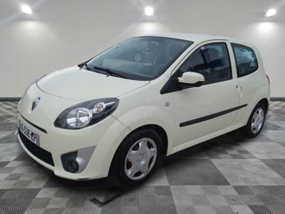 la photo d'une petite voiture blanche garée dans un garage