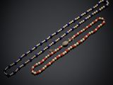 un ensemble de trois colliers composés de perles rouges, blanches et bleues