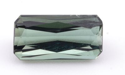 une tourmaline verte sur fond blanc