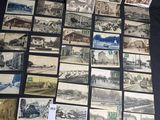 un lot de vieilles cartes postales posées sur une table