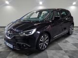 la voiture noire est garée sur un sol en damier dans le garage