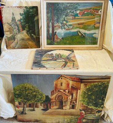 trois tableaux posés sur une table recouverte d'une nappe blanche