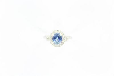 bague en saphir bleu et diamant sur fond blanc