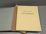un livre ouvert posé sur une table, à côté d'un autre livre