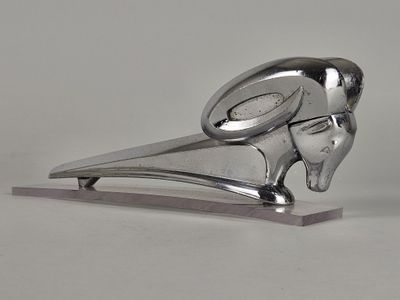 un objet métallique qui ressemble à un éléphant avec une horloge sur la tête