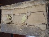 une photo d'un morceau de carton qui a été arraché