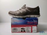 quelqu'un est assis sur une boîte sur laquelle se trouve une paire de chaussures