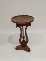 Petite table ronde, en bois de placage, pose sur des pieds c…