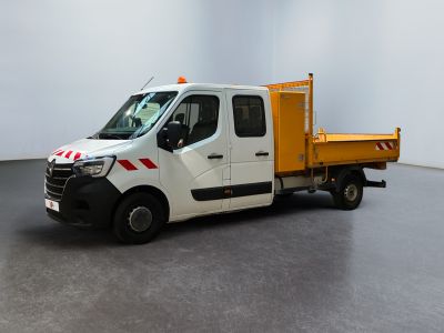 un camion blanc garé dans une pièce