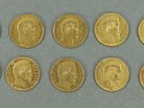 un gros plan sur un groupe de pièces d'or posées sur une table