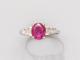 une bague en saphir rose et diamant