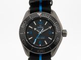 une montre noire et bleue avec une trotteuse bleue