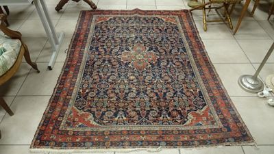 un tapis qui se trouve sur le sol d'une pièce