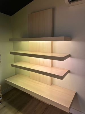 a wooden shelf that has been built into the wall