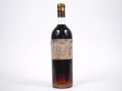 une vieille bouteille de vin avec une étiquette en liège sur fond blanc