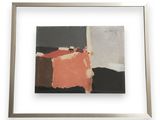 une peinture abstraite aux couleurs noir, orange et blanc, dans un cadre argenté