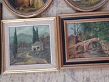 de nombreuses photos encadrées sur le mur d'une pièce
