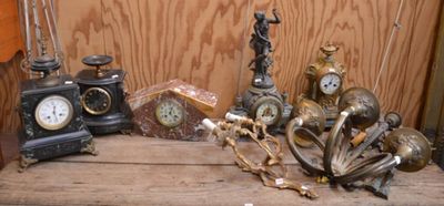 de nombreux types d'horloges posées sur une table en bois