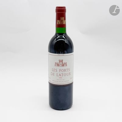 bouteille de vin rouge sur fond blanc sur fond blanc