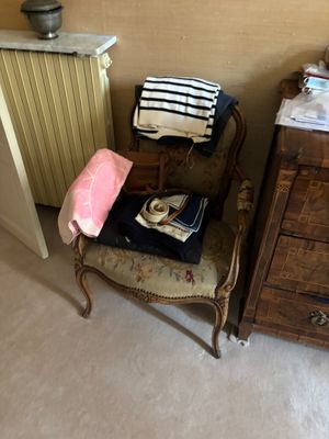 une chaise et une commode dans une pièce
