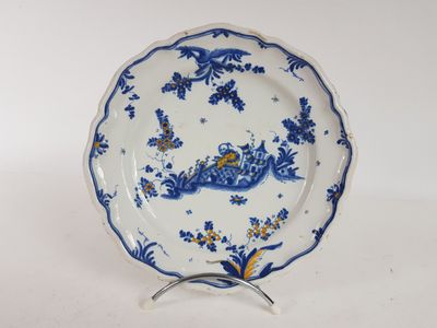 l'image d'une assiette bleue et blanche ornée de fleurs