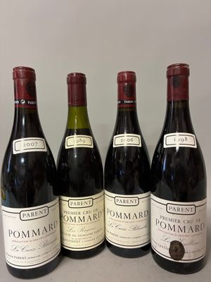 quatre bouteilles de vin sont alignées sur une table