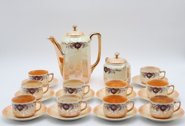 Partie de service à thé en porcelaine Allemande à décor orange ir...