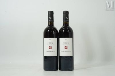 deux bouteilles de vin rouge posées l'une à côté de l'autre sur une table