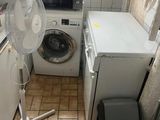 une machine à laver blanche et un sèche-linge dans une petite pièce