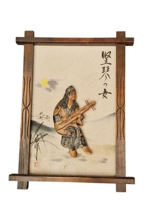 peinture chinoise représentant une femme jouant d'un instrument de musique sur fond blanc