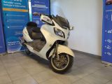 une moto garée dans un showroom