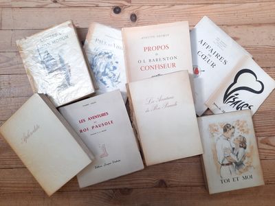Plusieurs livres sont posés sur une table dont le plateau est en bois.
