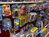 de nombreux jouets sont exposés sur les étagères du magasin, destinés à la vente