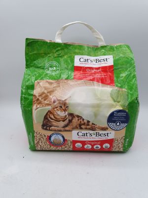 un sac de litière « Cat's Best » posé sur une table