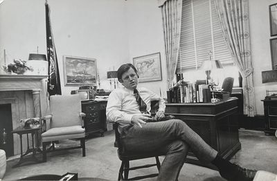 Ken Regan* (1940s - 2012) Ted Kennedy dans le bureau