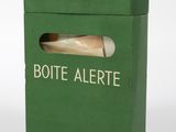 bottle alerte in a green box on a white background