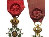 deux médailles et un ruban rouge orné d'une étoile dorée