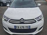 une voiture blanche garée dans un parking à côté d'autres voitures
